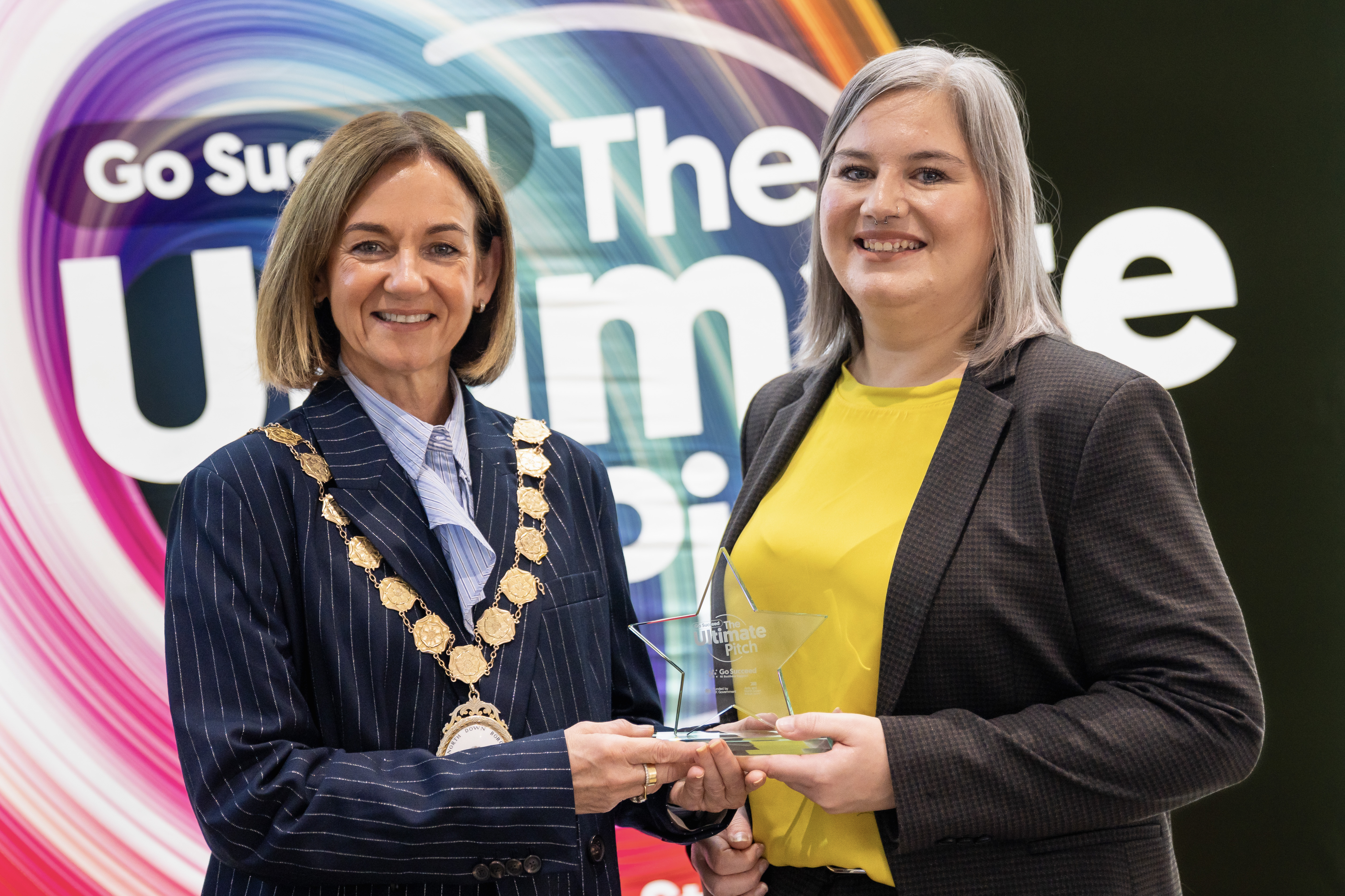 Mayor presenting to the winner